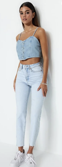 Hellblaue Slim-Mom-Jeans mit hoher Taille von Trendyol Collection