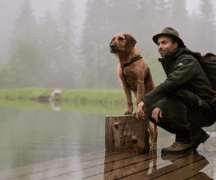 ALP JAGD - ein Outdoor-Komplettset, bestehend aus einer wasserdichten Hose und Jacke von Pinewood und Schuhen von GriSport.