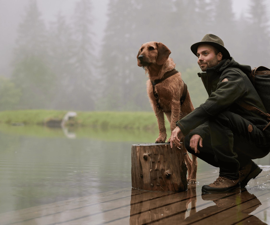 ALP JAGD - ein Outdoor-Komplettset, bestehend aus einer wasserdichten Hose und Jacke von Pinewood und Schuhen von GriSport.