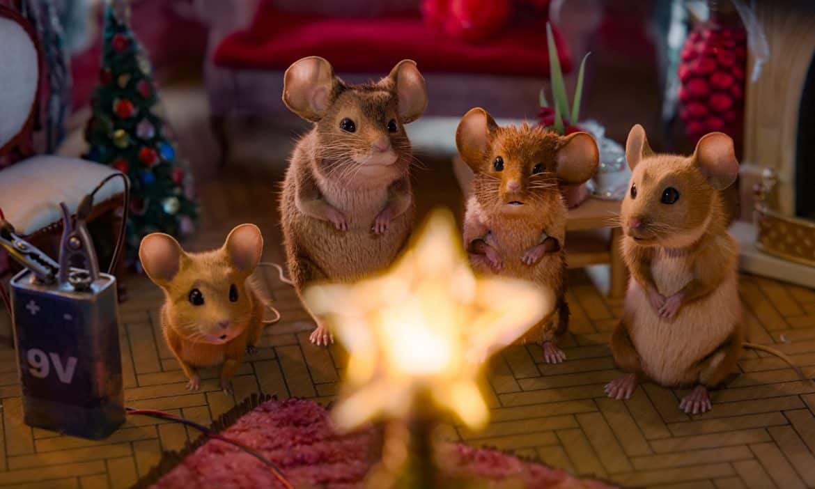 Enkelkind.de - 3x ein Set zum Film „Mission Mäusejagd“ Chaos unterm Weihnachtsbaum bestehend aus: 2 Kinofreikarten, einer süßen Plüsch-Maus, Rätselblock, 1x ein Extra-PreisAdventskalender Glitzerndes Weihnachtsdorf