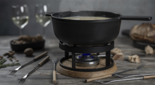 genussmaenner.de - Alpweide-Set: Schneidbrett, Rüstmesser, Brotmesser, Brotsack, Chaquelon Induktion, Rechaud Eiche, 4 Teller, Fonduegabeln