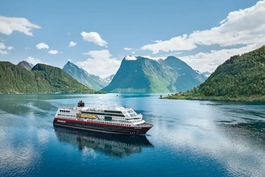 Hurtigruten - eine 15-tägige Reise von Hamburg ans Nordkap und zurück für zwei Personen in einer Doppelkabine entlang der norwegischen Küste