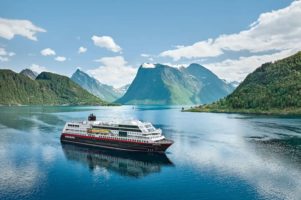 Hurtigruten - eine 15-tägige Reise von Hamburg ans Nordkap und zurück für zwei Personen in einer Doppelkabine entlang der norwegischen Küste