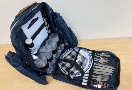 Kochen & Küche Verlag - 2 Picknickrucksäcke gefüllt mit Geschirr und Besteck für vier Personen sowiepro Rucksack: jeweils 2 Stück Käse (je 250 g) in einer Jausendose und weitere Goodies