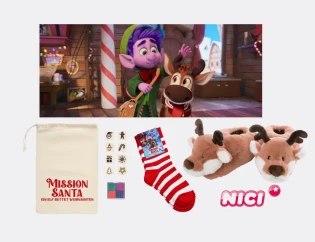 morefamily - Fanpackage bestehend aus:1 x Rentier-Hausschuhe von NICI,1 x MISSION SANTA Socken und1 x MISSION SANTA Stempelset