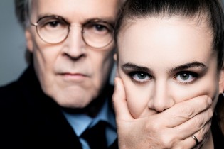 Stadt Wedel - 3 x 2 Karten für "Oleanna" - Ein Machtspiel, St. Pauli Theater am 20. November 2025