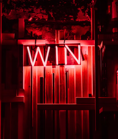 urbanite - 1 Paket mit 2× 1 Kinoticket für den historischen Krimi “ Rote Sterne überm Feld “ und 1x den Roman “ Adlergestell “ von Laura Laabs