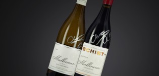 VINUM - den Mullineux Old Vines White 2024 und den Mullineux Schist Roundstone Syrah 2023, exklusiv signiert von Chris und Andrea Mullineux.