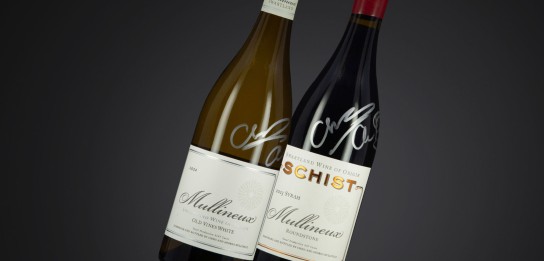 VINUM - den Mullineux Old Vines White 2024 und den Mullineux Schist Roundstone Syrah 2023, exklusiv signiert von Chris und Andrea Mullineux.