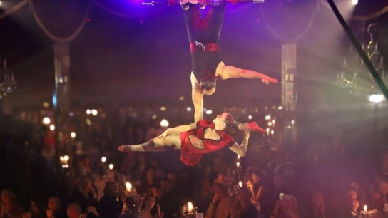 Hallo München - 3 x 2 Karten (inklusive 4-Gänge-Menü by Käfer) für die Vorstellung am Donnerstag, den 22. Januar 2026 um 19:00 Uhr im teatro-Spiegelzelt in München.