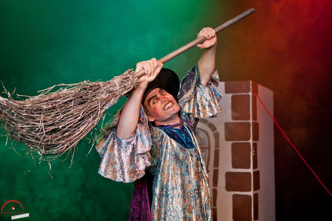 Nussbaum Medien - 1 x 2 Tickets für die Kinderoper nach Engelbert Humperdinck "Hänsel & Gretel" am Dienstag, den 16. Dezember 2025 um 15:30 Uhr in der Stadthalle Weinheim