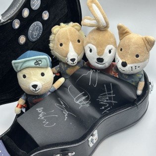 Rock my Sleep - 1× original signiertes Rock my Sleep Stoff-Säckchen von Gotthard inkl. Rock my Sleep Spieluhr deiner Wahl, Gutschein für 5 Songs aus unserer Hörwelt