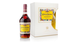 smokersplanet - eine von fünf Flaschen des ‚Cardenal Mendoza Clásico‘ mit einem Brandyglas.