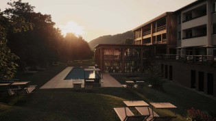 Wiesehoff - TRAUMHAFTEN SOMMERURLAUB IN SÜDTIROL für 2 Personen an die Schauplätze von Woodwalkers,Die Anreise erfolgt mit der Bahn, 2. Klasse, ab einem deutschen Bahnhof, bis zum Bahnhof Mühlbach, Südtirol.