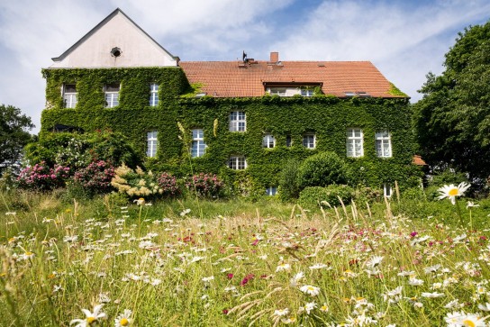 BRF1 - zwei Personen im Gutshaus Rothen in Mecklenburg. Der Gewinn enthält drei Übernachtungen in seiner Mittleren Ferienwohnung.