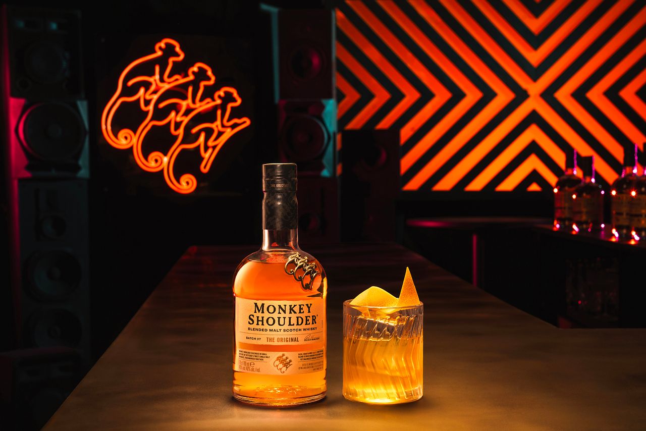 GQ Magazin - ein Exklusives Monkey Shoulder Hausparty Set mit einer Flasche Monkey Shoulder, Cocktailmixing Set, zwei hochwertigen Longdrinkgläsern, Polaroidkamera und Kartenspiel