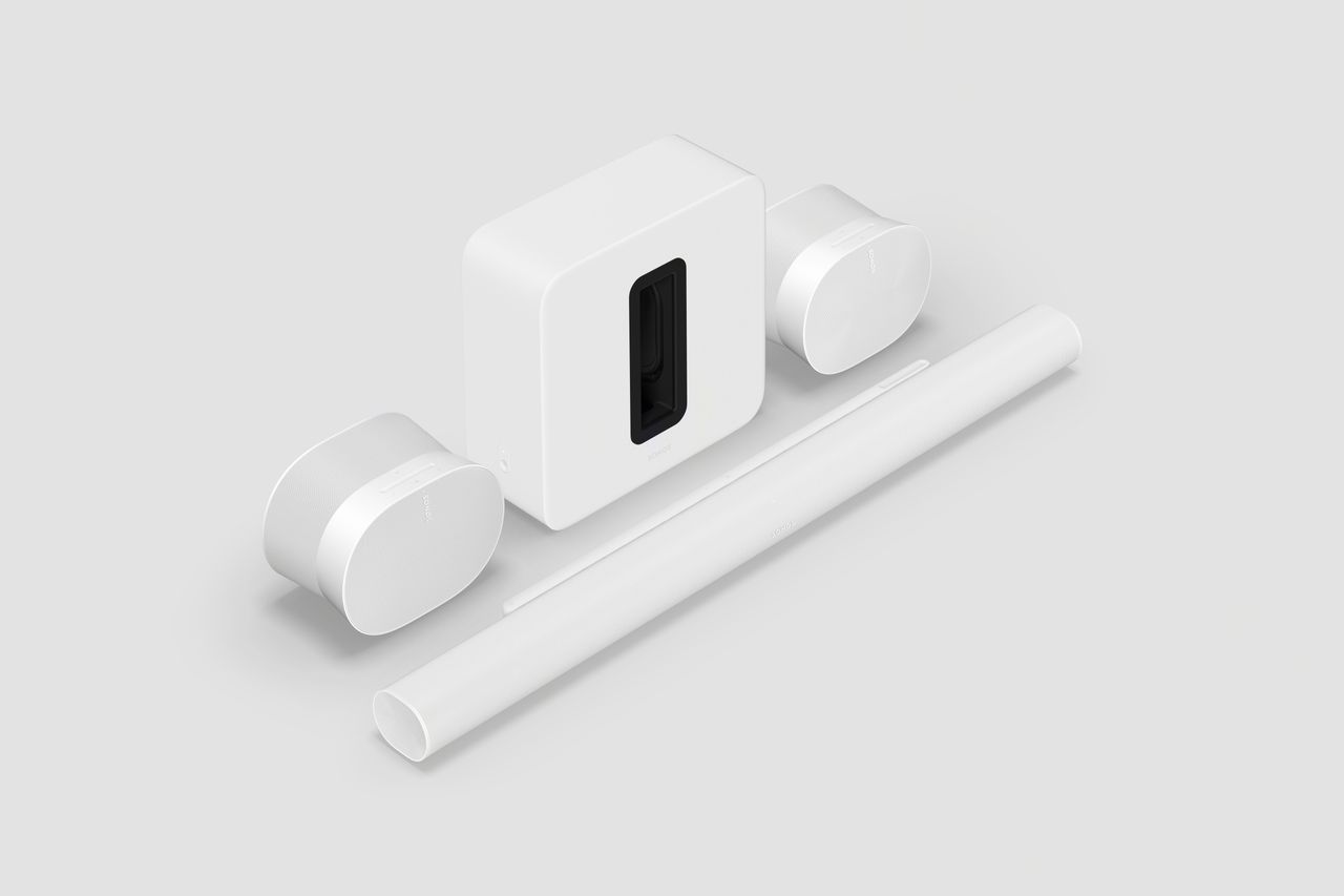 GQ Magazin - ein Home Theater Setup von Sonos, bestehend aus der Sonos Arc Ultra, 2 Era 300 und dem Sub 4