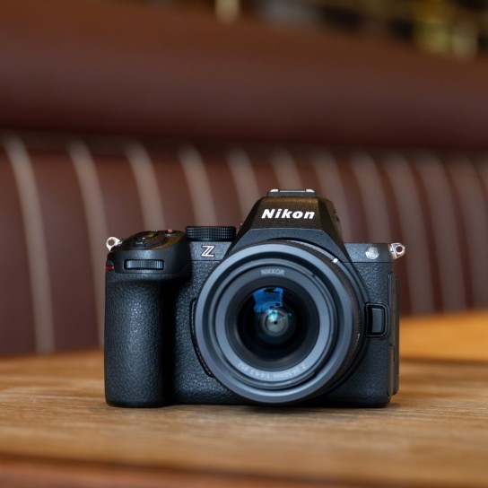 GQ Magazin - Nikon Z5II Kit: mit dem kompakten und leichten Vollformat-Zoomobjektiv NIKKOR Z 24-50mm 1:4,5-6,3.