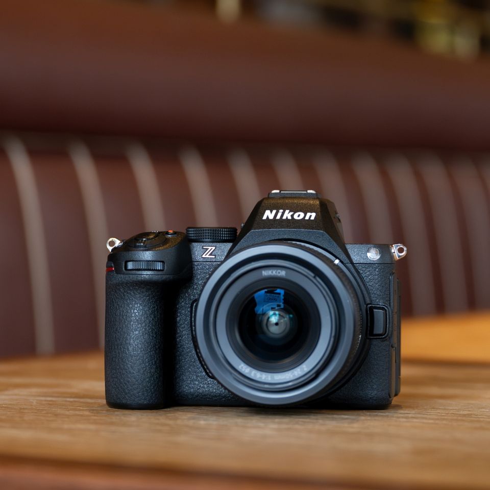 GQ Magazin - Nikon Z5II Kit: mit dem kompakten und leichten Vollformat-Zoomobjektiv NIKKOR Z 24-50mm 1:4,5-6,3.