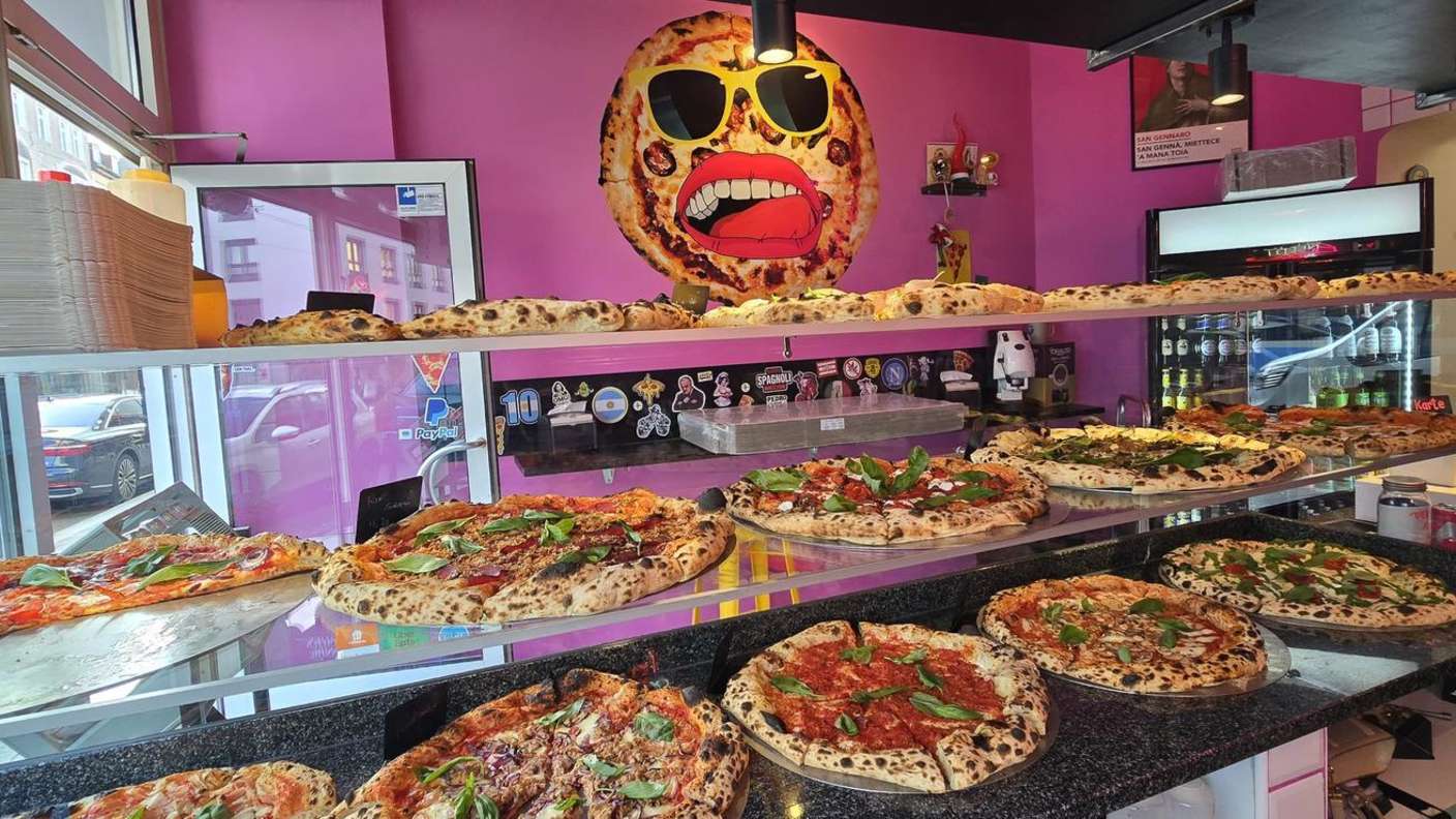 Hallo München - Napoli Slice Filiale am Hauptbahnhof:zehn Gutscheine für zwei Pizza-Stücke plus ein Softgetränk.