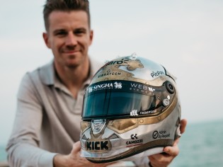 Heinemann Shop - originalgetreue, handsignierte Replik des Jubiläumshelms zum 250. Rennen von Nico Hülkenberg