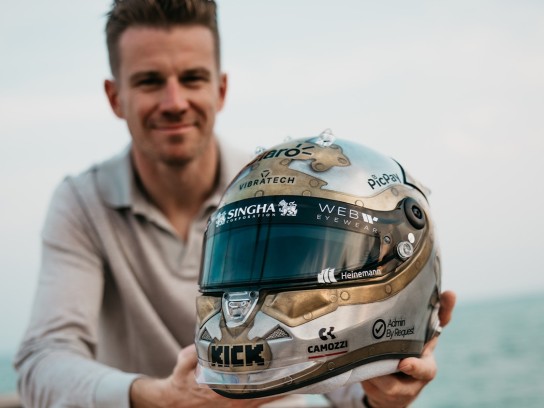 Heinemann Shop - originalgetreue, handsignierte Replik des Jubiläumshelms zum 250. Rennen von Nico Hülkenberg