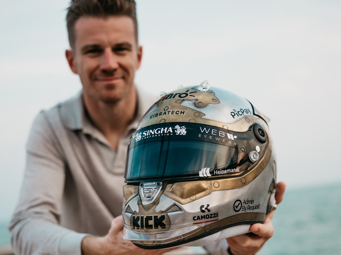 Heinemann Shop - originalgetreue, handsignierte Replik des Jubiläumshelms zum 250. Rennen von Nico Hülkenberg