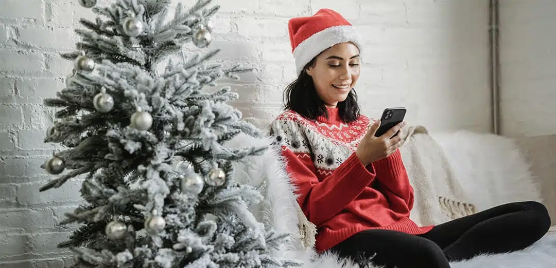 ISIC - eins von zwei exklusiven Weihnachtspaketen – prall gefüllt mit tollen Produkten von Jochen Schweizer, Ravensburger, STABILO, Coffee Friend, Room of Secrets und Hard Rock Cafe.