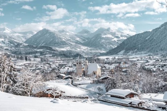 Kitzbüheler Alpen - 4 Nächte für 2 Personen in der Region St. Johann in Tirol. Der Voucher kann in einer Unterkunft inkl. 2-Tages-Skipass bis inklusive März 2027eingelöst werden.