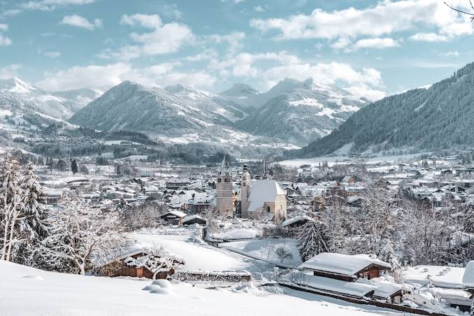 Kitzbüheler Alpen - 4 Nächte für 2 Personen in der Region St. Johann in Tirol. Der Voucher kann in einer Unterkunft inkl. 2-Tages-Skipass bis inklusive März 2027eingelöst werden.