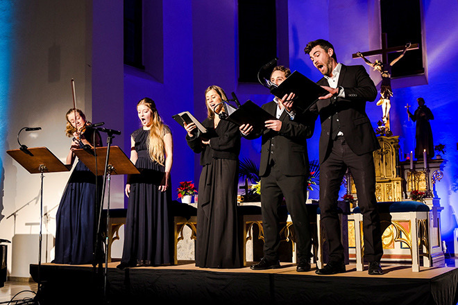 München online - 3 × 2 Tickets für das Bayerische Weihnachtskonzert „Vom Himme hoch“ am 20. Dezember in der Allerheiligen-Hofkirche