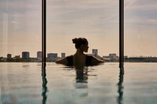 MYMARINI - „ 5-Sterne-Hotel The Fontenay Hamburg“ Eine Übernachtung inkl. Frühstück und Spa-Zugang für 2 Personen,Einen Badeanzug oder Bikini aus der CLASSIC SHINE Kollektion