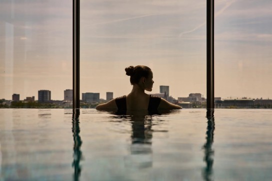 MYMARINI - „ 5-Sterne-Hotel The Fontenay Hamburg“ Eine Übernachtung inkl. Frühstück und Spa-Zugang für 2 Personen,Einen Badeanzug oder Bikini aus der CLASSIC SHINE Kollektion