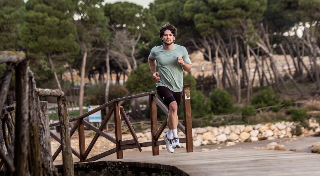 Bergwelten - Trailrunning-Outfit von skinfit :1x Garselli Trail Shorts in schwarz  1x Campello T-Shirt in menta  1x Antibes Cap in schwarz