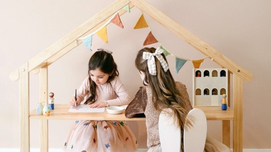 Berlin mit Kind - Haus-Schreibtisch „Maison“ und zwei Kinderstühlen mit Hasenohren von Petite Amélie