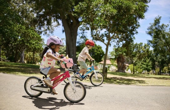 familie.de - das brandneue woom GO Kinderfahrrad und einen READY Kinderhelm