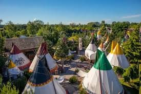 Treffpunkt Deutschland - 1x Erlebnisaufenthalt für vier Personen inklusive einer Übernachtung mit Frühstück in einer der urigen Blockhütten des Europa-Park Camp Resorts sowie Tageseintritte für den Europa-Park