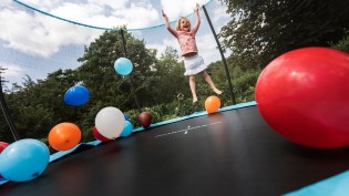 familie.de - 2x Hudora Fantastic Complete Trampolin 300V im Rundum-Sorglos-Paket