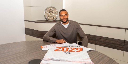 FC Bayern - ein signiertes Jonathan Tha Away Jersey 25/26