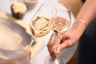 geniessen-reisen.de - 8 prickelnde Pakete mit jeweils 1 Flasche Geldermann Weißburgunder- und 1 Flasche Spätburgundersekt