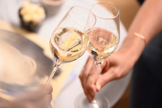 geniessen-reisen.de - 8 prickelnde Pakete mit jeweils 1 Flasche Geldermann Weißburgunder- und 1 Flasche Spätburgundersekt
