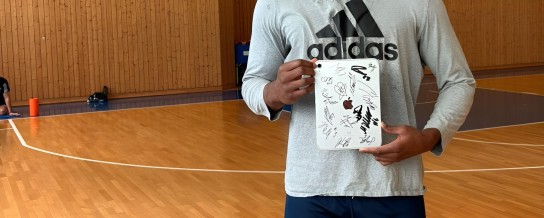 Interzero Product Cycle - Apple iPad (10th Gen, Wi-Fi+Cellular, 64GB, Silver), Refurbishedsigniert vom ALBA BERLIN-Team