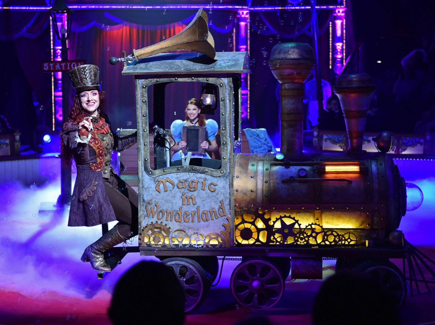 Kuckuck-Magazin -Familientickets inklusive Backstagebesuch für Zirkus Roncalli am 7. Juni um 14 Uhr auf dem Festplatz am Ratsweg in Frankfurt