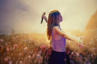Mainlike - 1x 2 Tickets für „LEA – Sommer 2025“, FR 20.06.2025 um 20 Uhr – HUK-COBURG open-air-sommer, Kulturfabrik Cortendorf in Coburg
