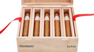 smokersplanet - fünf ‚John Aylesbury Santo Domingo Figurado‘ in der Zedernholzbox mit Schiebedeckel.