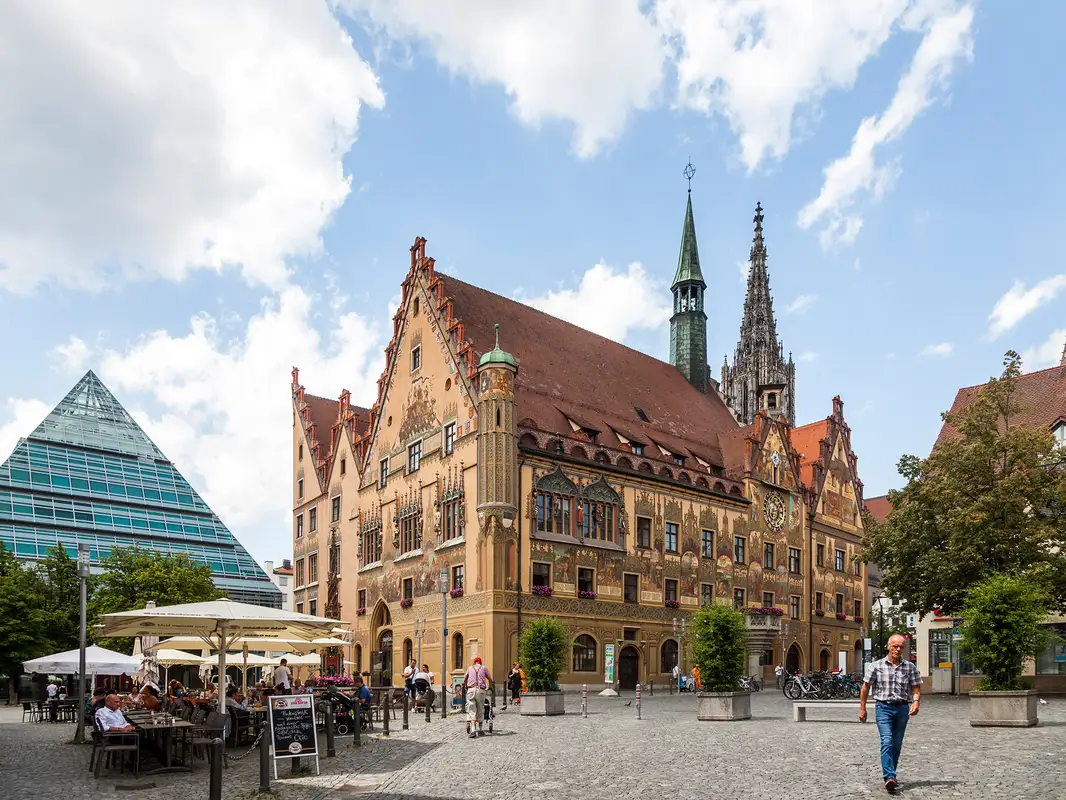 Urlaub-Tipps.Reise - 2 Übernachtungen für 2 Personen im DZ mit Frühstück im LAGO Hotel & Restaurant am See, Ulm/Neu-Ulm, 2 Tickets ins Erlebnisbad ›Donaubad‹ (4 Std.), 2 T-Shirts ›Überläufer‹