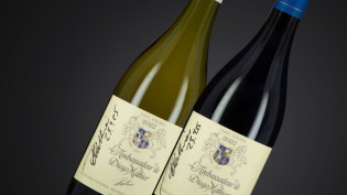 VINUM - zwei handsignierte Flaschen, einen L’Ambassadeur de Diego Mathier weiss (Heida und Petite Arvine) und einen L’Ambassadeur de Diego Mathier rot (Pinot Noir).