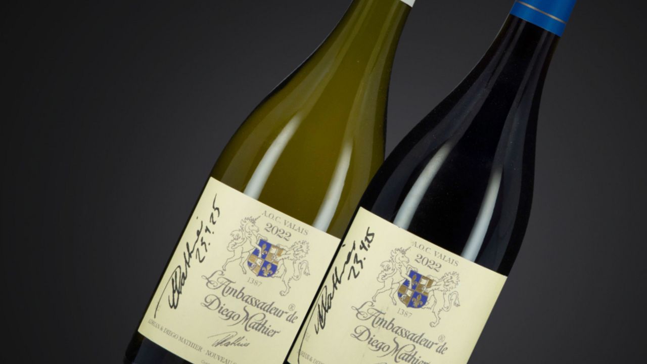 VINUM - zwei handsignierte Flaschen, einen L’Ambassadeur de Diego Mathier weiss (Heida und Petite Arvine) und einen L’Ambassadeur de Diego Mathier rot (Pinot Noir).