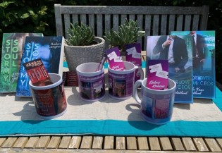 Anja Langrock - Zwei Buchpakete mit je 2 Taschenbücher und eine Buchtasse im Wert von je ca. 40 € und zwei Buchtassen