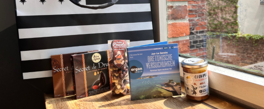 Argon Verlag - 1 bretonisches Gourmet-Set inklusive einer praktischen Bretagne-Strandtasche und signiertem Hörbuch und mehr